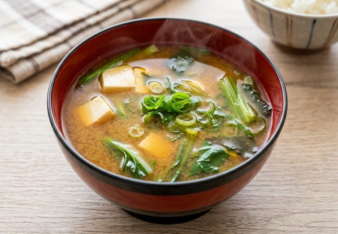 ほうれん草とわかめ豆腐のみそ汁