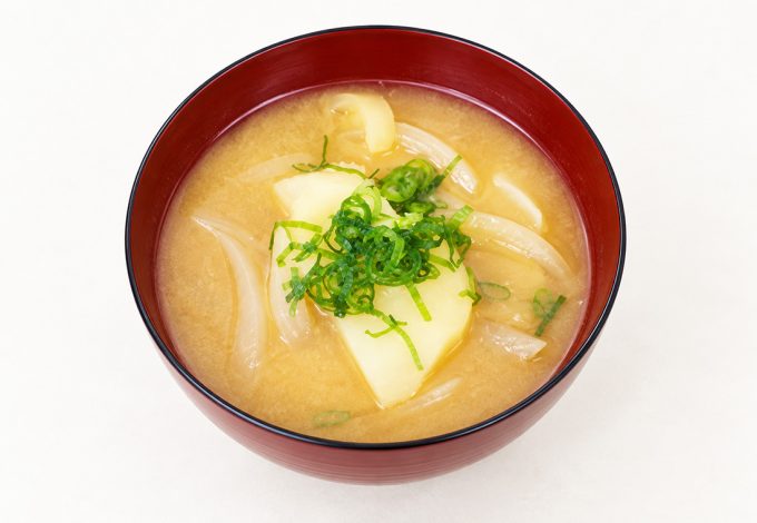 新玉ねぎとじゃがいものみそ汁