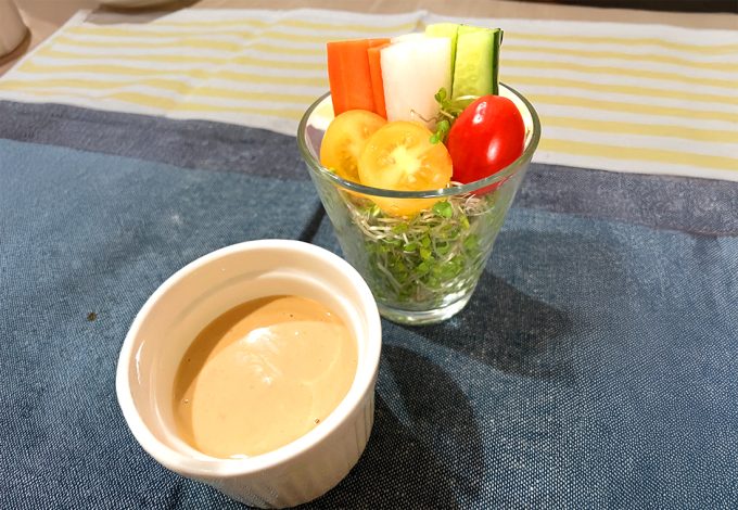 野菜を食べる味噌マヨディップ